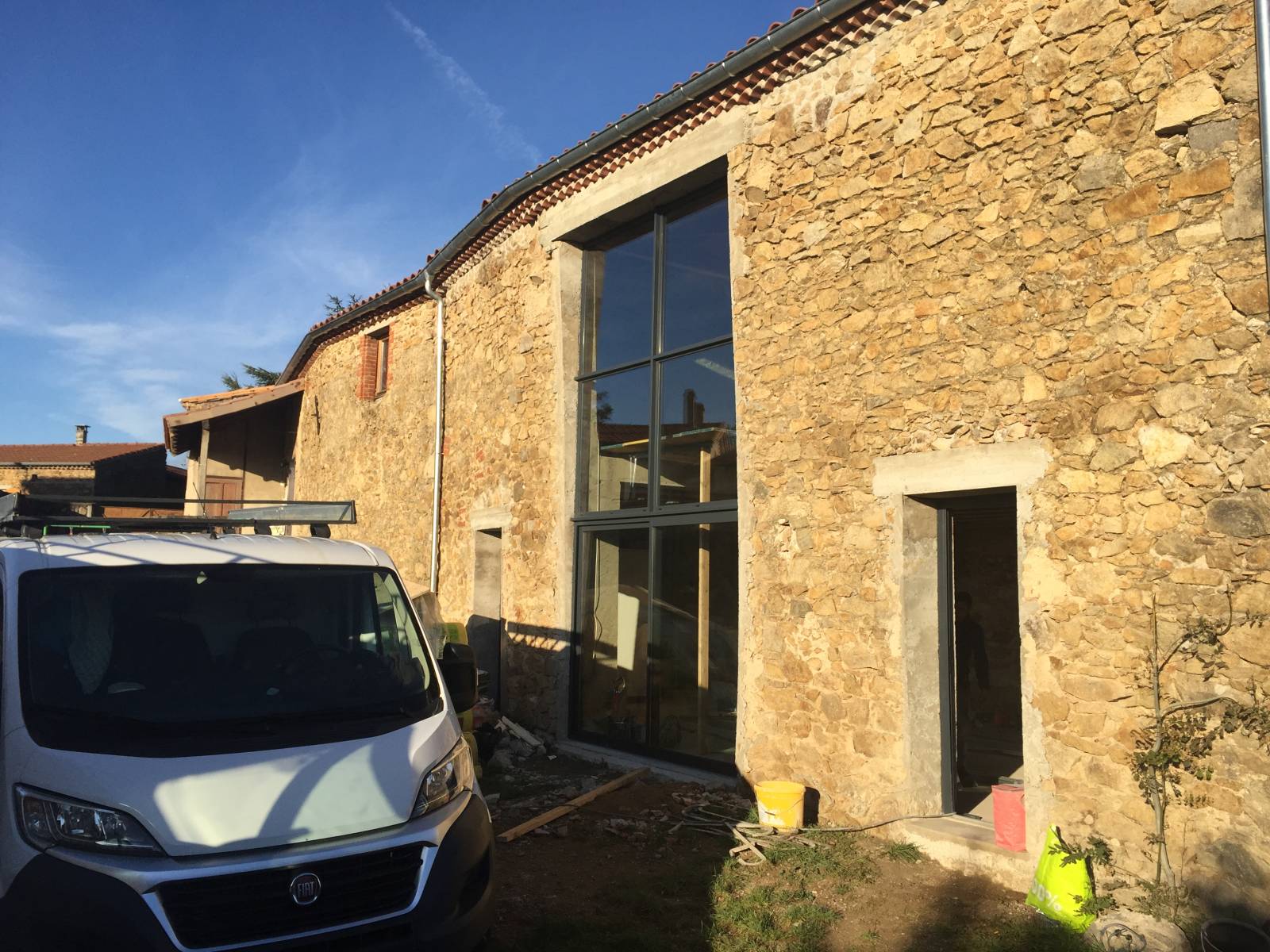 Ouverture d’un mur porteur en pierre à Sécheras en Ardèche (07), pour installer une baie vitrée XXL